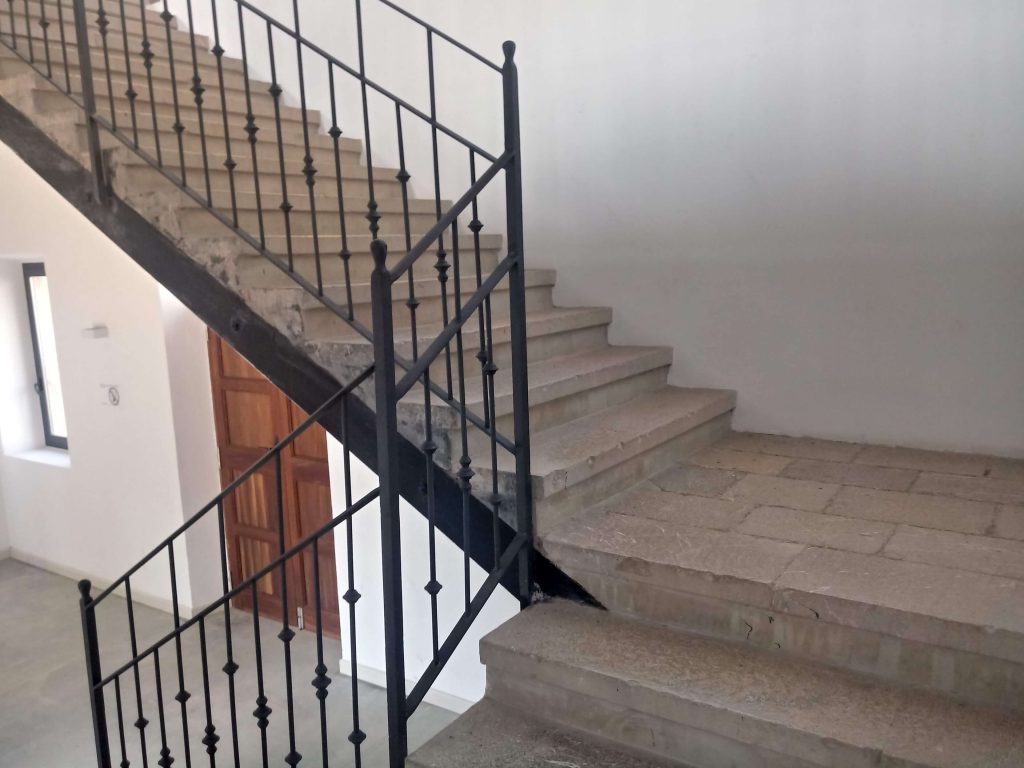 Garde-corps de montée d'escalier épurée pour une villa dans les Alpes-Maritimes, finition noir mat.