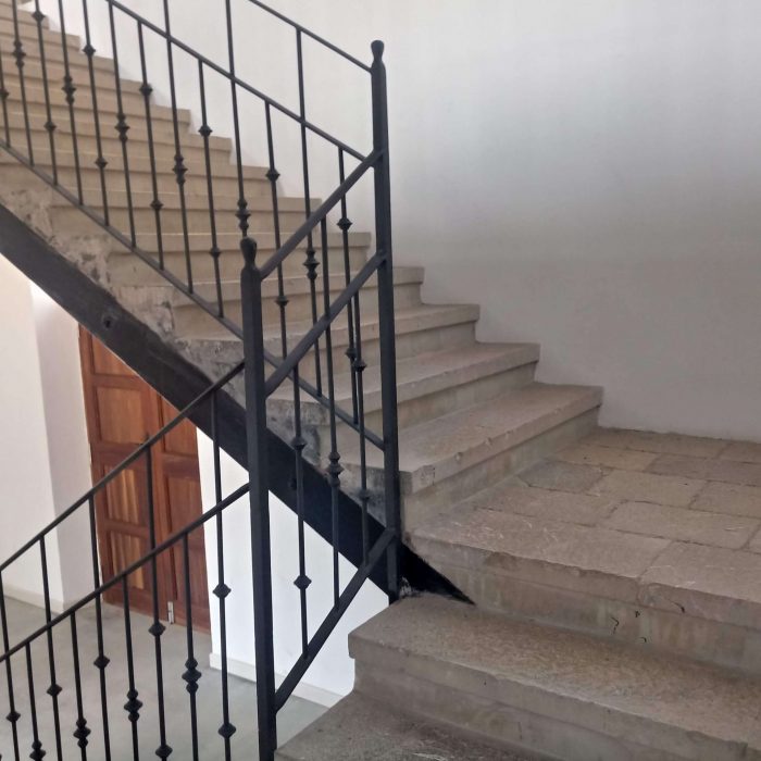 Montée d'escalier épurée pour une villa dans les Alpes-Maritimes, finition noir mat. Garde-corps de montée d'escalier épurée pour une villa dans les Alpes-Maritimes, finition noir mat.