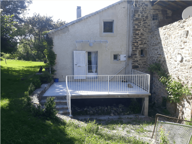 Mise en sécurité d’une terrasse avec un garde-corps pour un gite dans les Hautes-Alpes. Finition thermolaqué blanc.