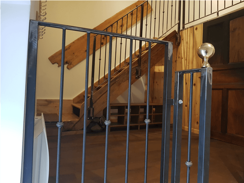 Garde-corps pour un gite dans le Dévoluy, dans les Hautes-Alpes. Finition brut vernis.