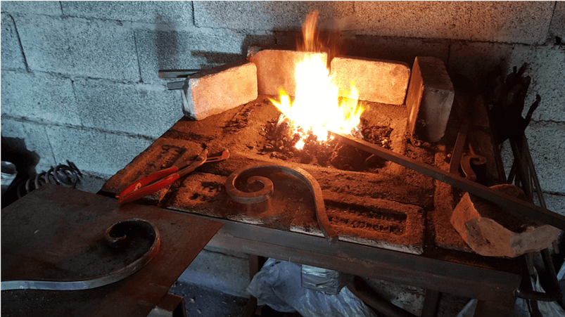 Forge de volutes pour une grille ouvrante.