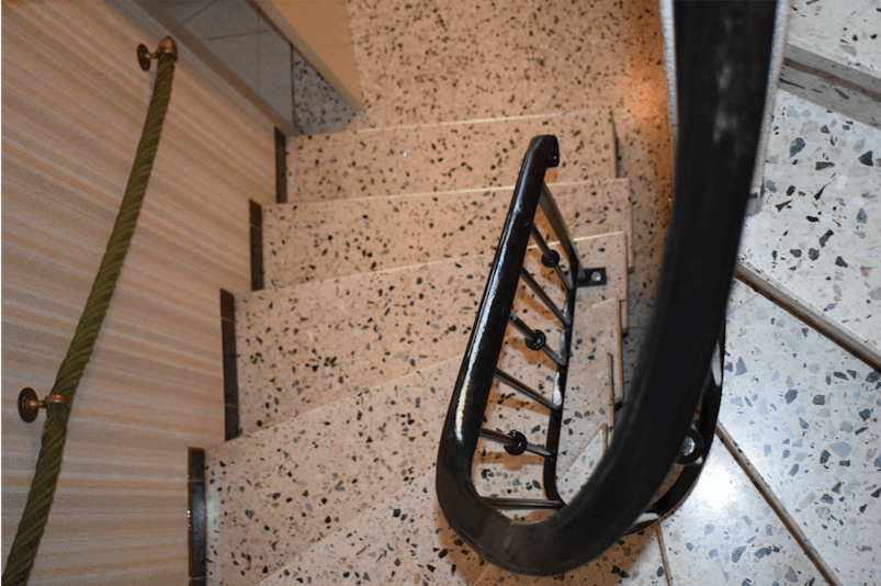 Garde-corps de montée d’escalier débillardé pour une villa dans les Hautes-Alpes. Finition noir brillant.