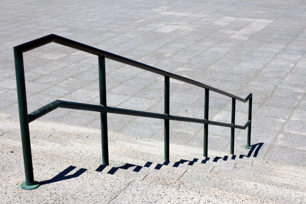 Main courante d'escalier, aussi appelée barrière d'escalier.