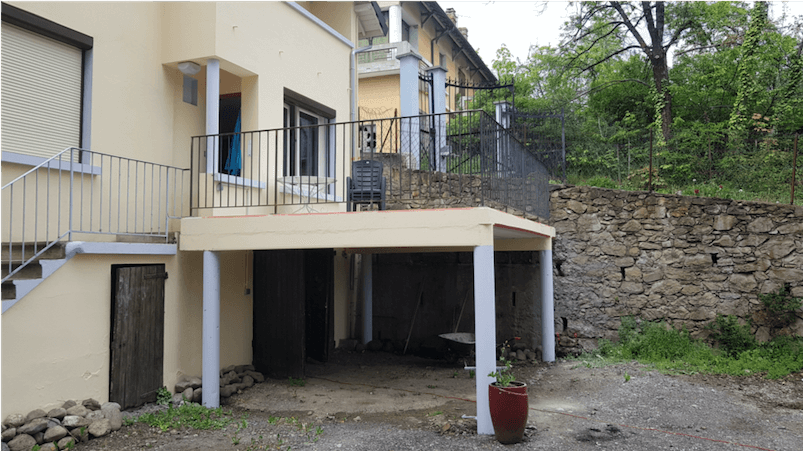 Mise en sécurité d’une terrasse, avec un garde-corps, pour un gite au coeur de Gap. Finition brut, peinture effectuée par le client.