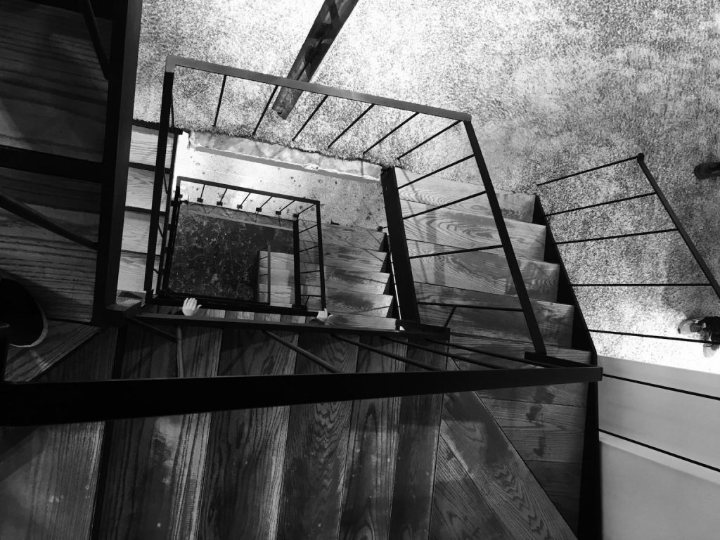 Barrière de montée d'escalier en fer forgé pour un hôtel dans le Vaucluse, finition noir mat.