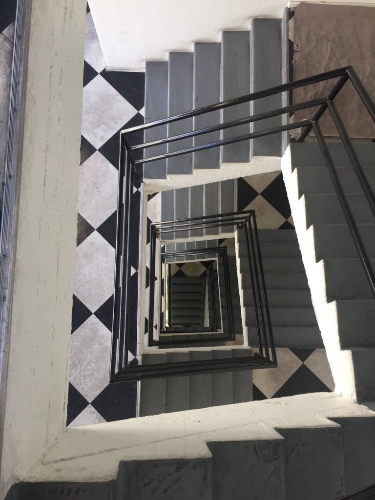 Montée d'escalier pour un immeuble à Aix-en-Provence, finition noir brillant.