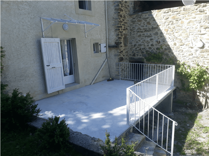 Garde-corps pour mise en sécurité d’un gite dans les Hautes-Alpes. Finition Thermolaqué Blanc.