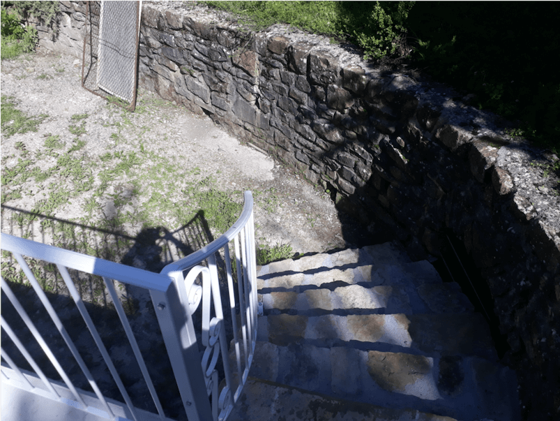 Barrière de descente d'escalier.