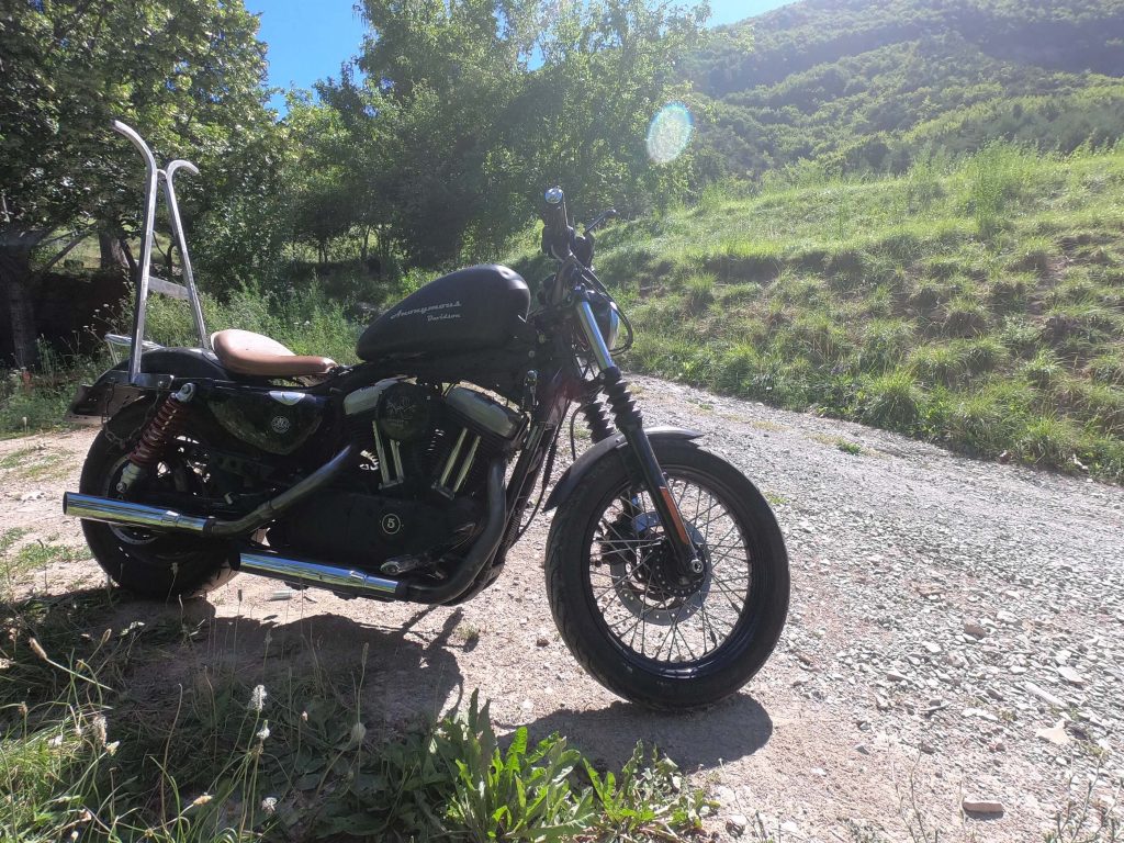 Customisation d'une Harley Davidson sissy bar forgé et porte bagage en chaine soudée 