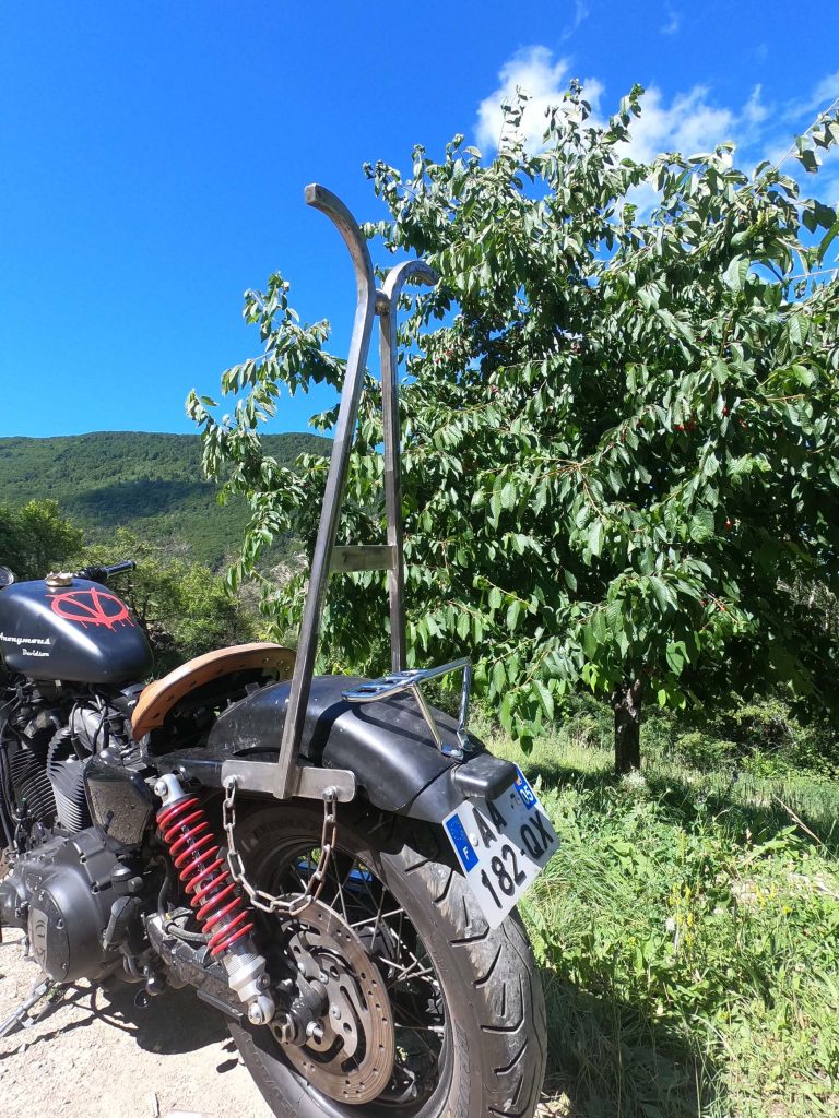 Customisation d'une Harley Davidson sissy bar forgé et porte bagage en chaine soudée 