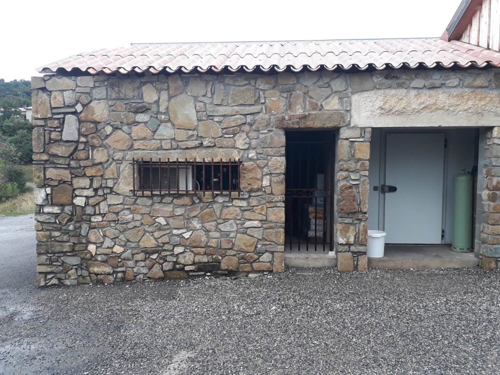 Grille ouvrante Forgée pour une villa dans les Hautes-Alpes, Finition rouillé vernis