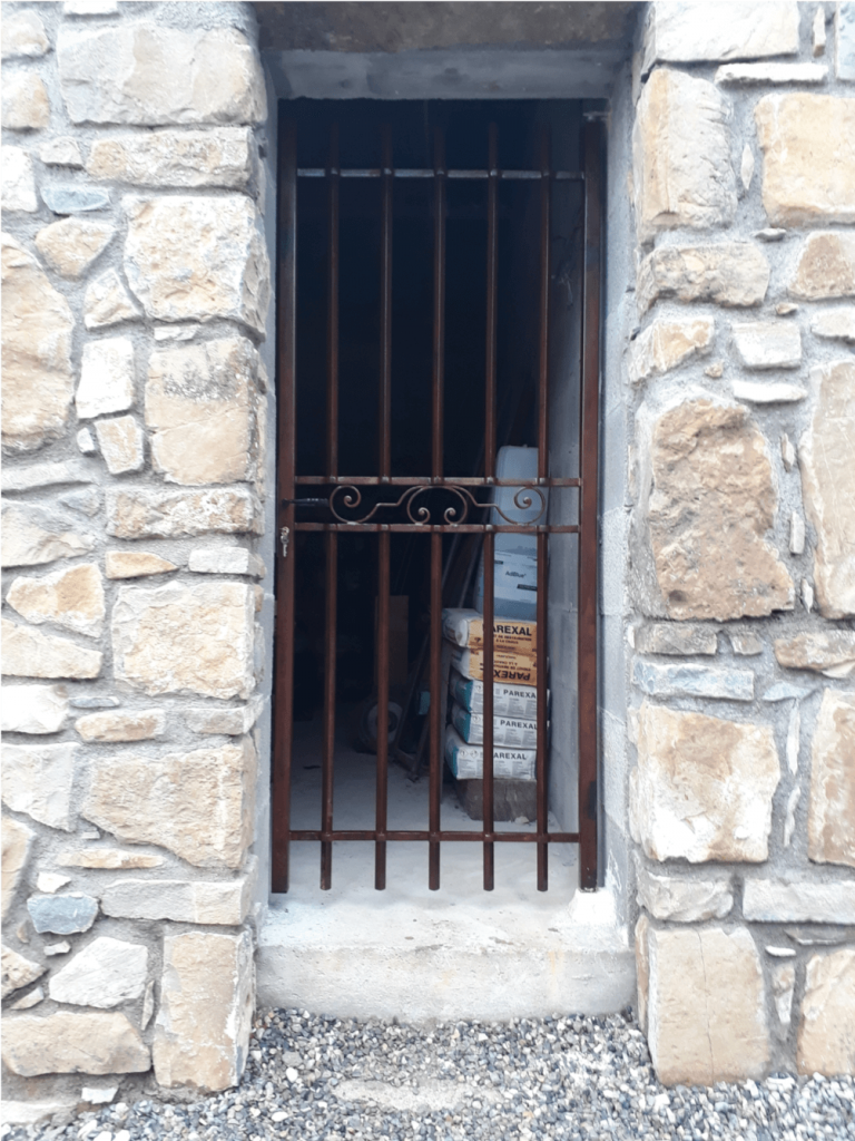 Grille ouvrante Forgée pour une villa dans les Hautes-Alpes, Finition rouillé vernis