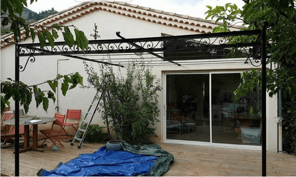 Pergola forgée pour une villa dans la Drome Finition rouillée vernis 2