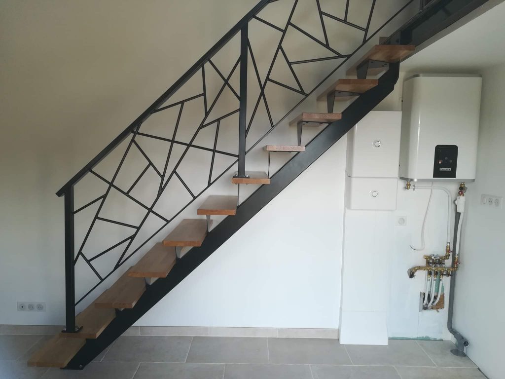 Escalier limon central marche en chêne et garde corps moderne