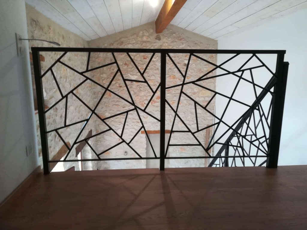 Escalier limon central marche en chêne et garde corps moderne