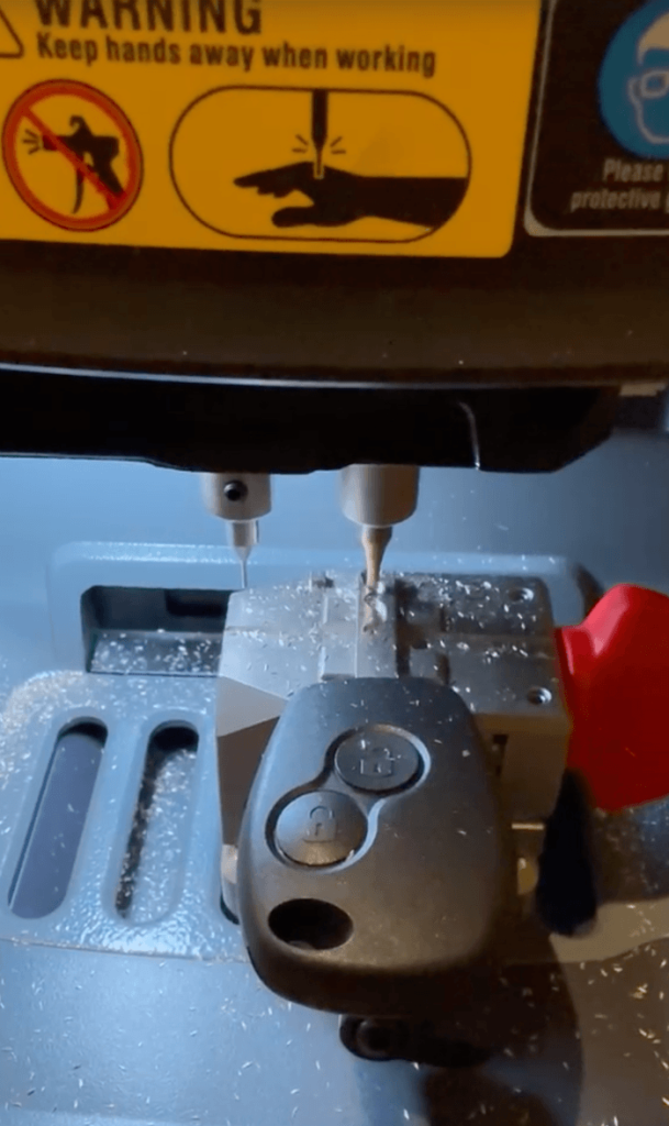 Matthieu Costa en train de refaire une clé de voiture