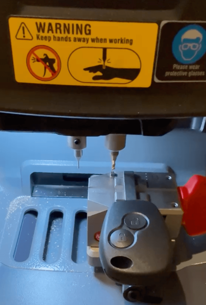 Matthieu Costa en train de refaire une clé de voiture